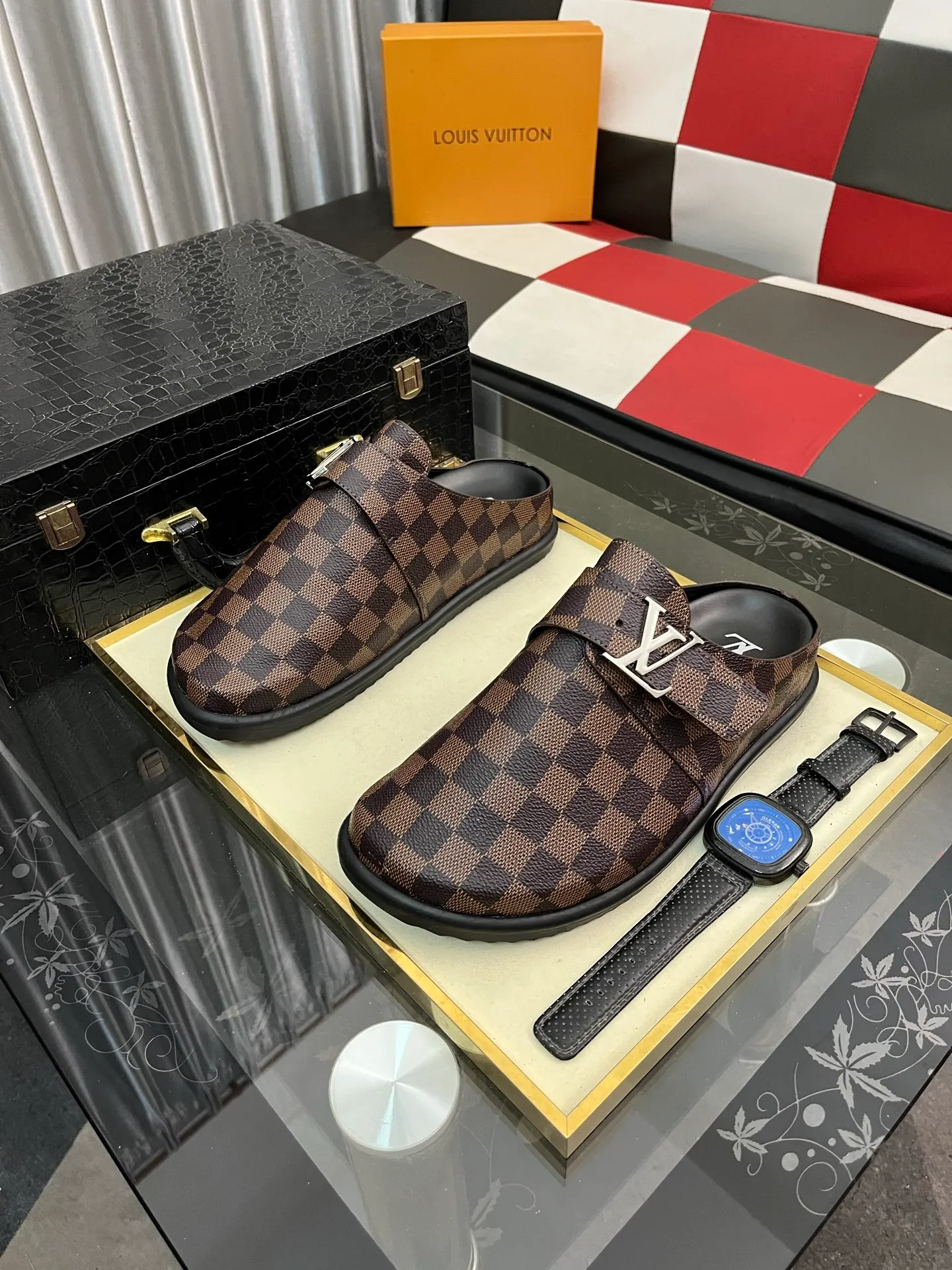 Men's shoes 💰380⌚️⌚️2025 new men's casual sandals and slippers, made of suede cow leather, with Monogram pattern to highlight the trendy style. Adjustable straps illuminated with LV letters, while a resilient insole and micro outsole provide lightweight comfort. Made of suede cow leather with embossed Monogram pattern and brand element metal hardware✅Adjustable straps➕Tough insole‼ ️Micro outsole. Comfortable and easy to wear‼ ️size: 38-443️⃣Colors available